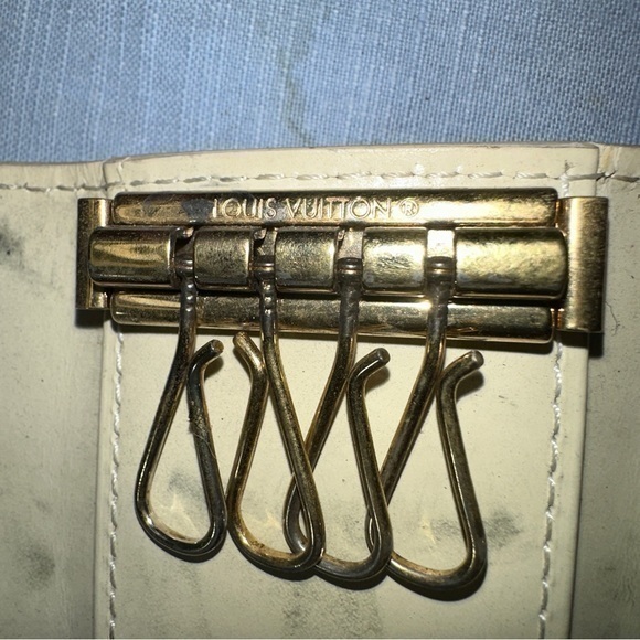 AUTHENTIC Louis Vuitton yellow Vernis keycase. Vintage fair condition. - Picture 8 of 9